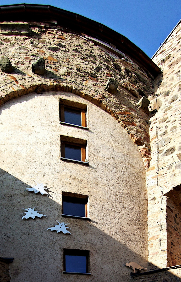 Unbekannte Wesen bemächtigten sich der alten Burg