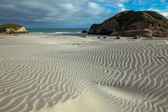 Unberührt lag der Strand...