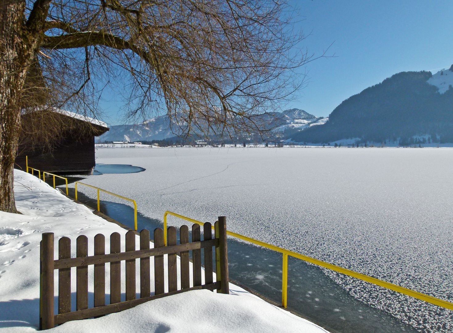 unberührt noch, die Eisdecke