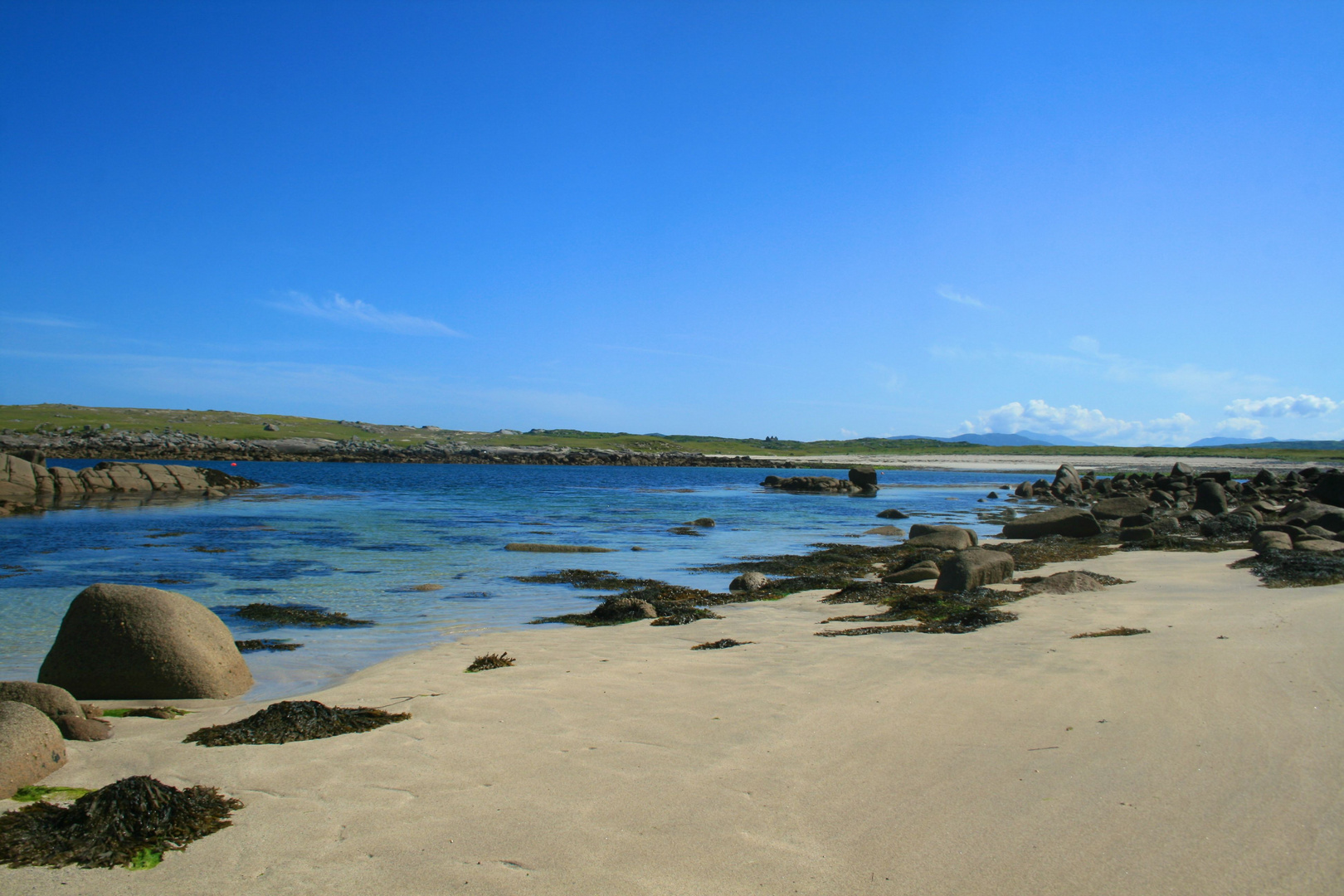 unberührter Strand auf Omey Island Irland