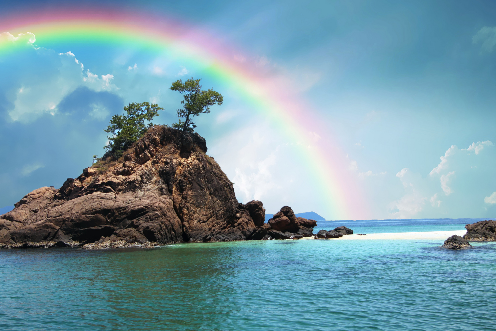 Unbewohnte kleine Insel in Suedthailand (fotomanny)