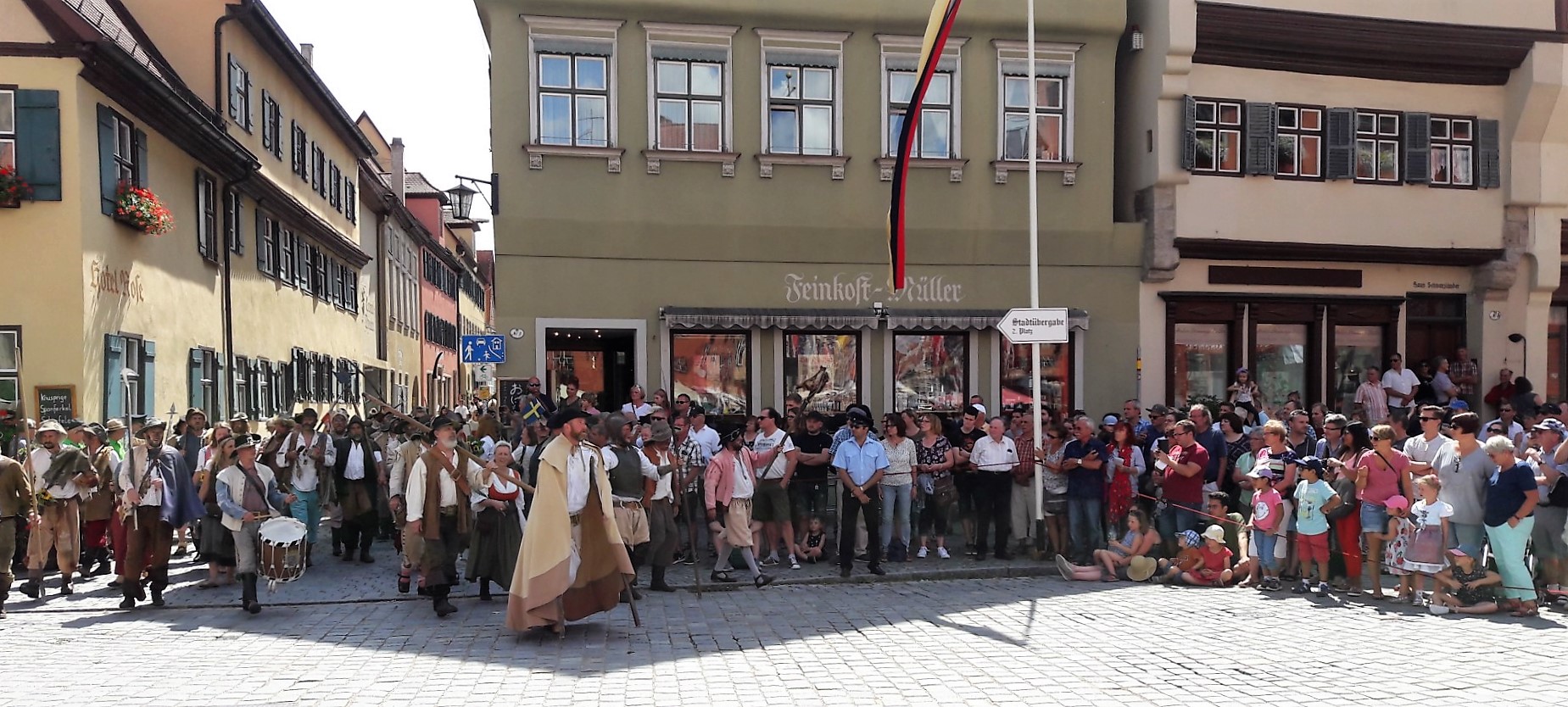 Und alles spiegelt sich in den Fenstern am Weinmarkt  in Dinkelsbühl