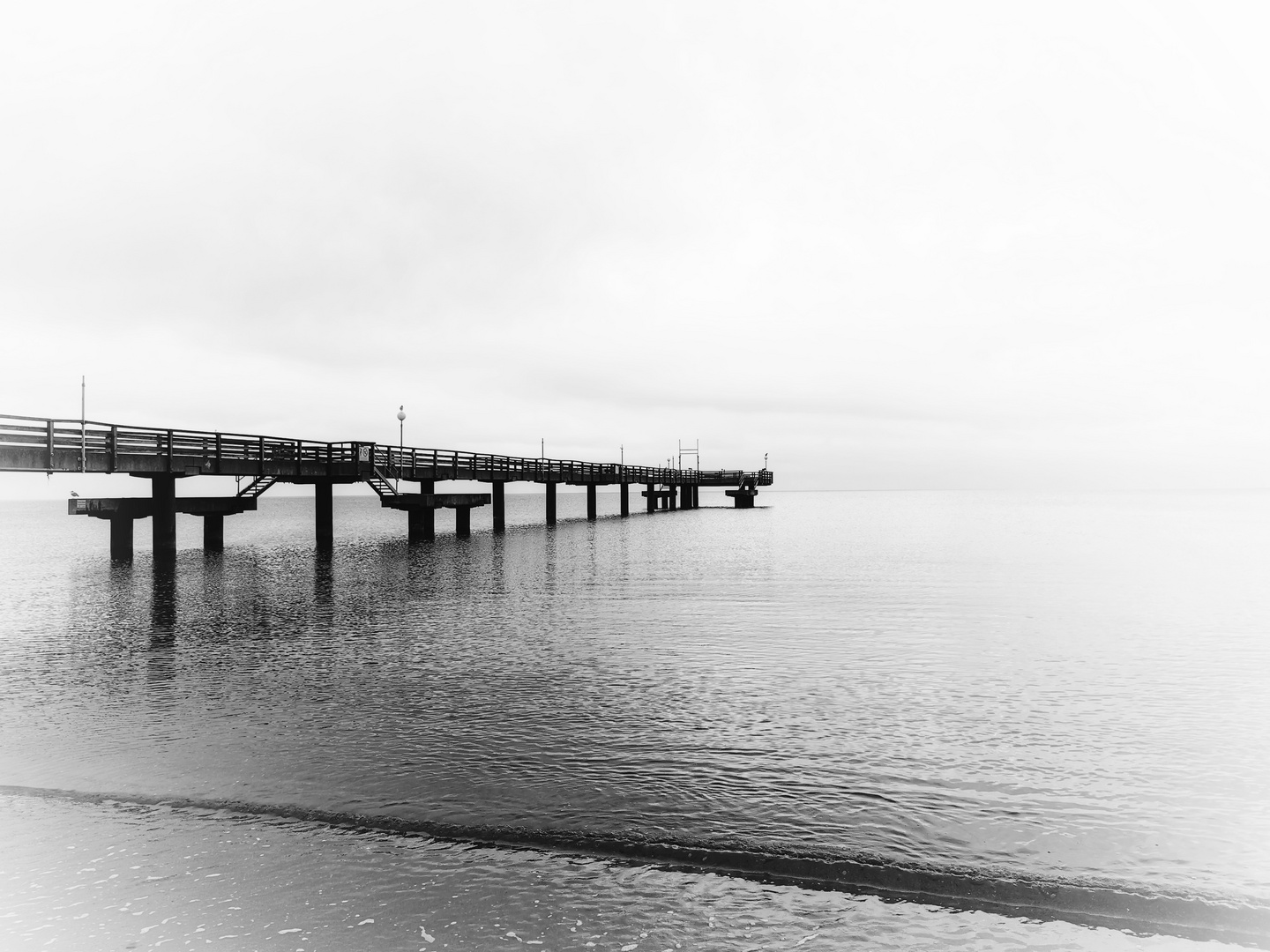 Und am Ende der (See-)Brücke dockt das (Raum-)Schiff an