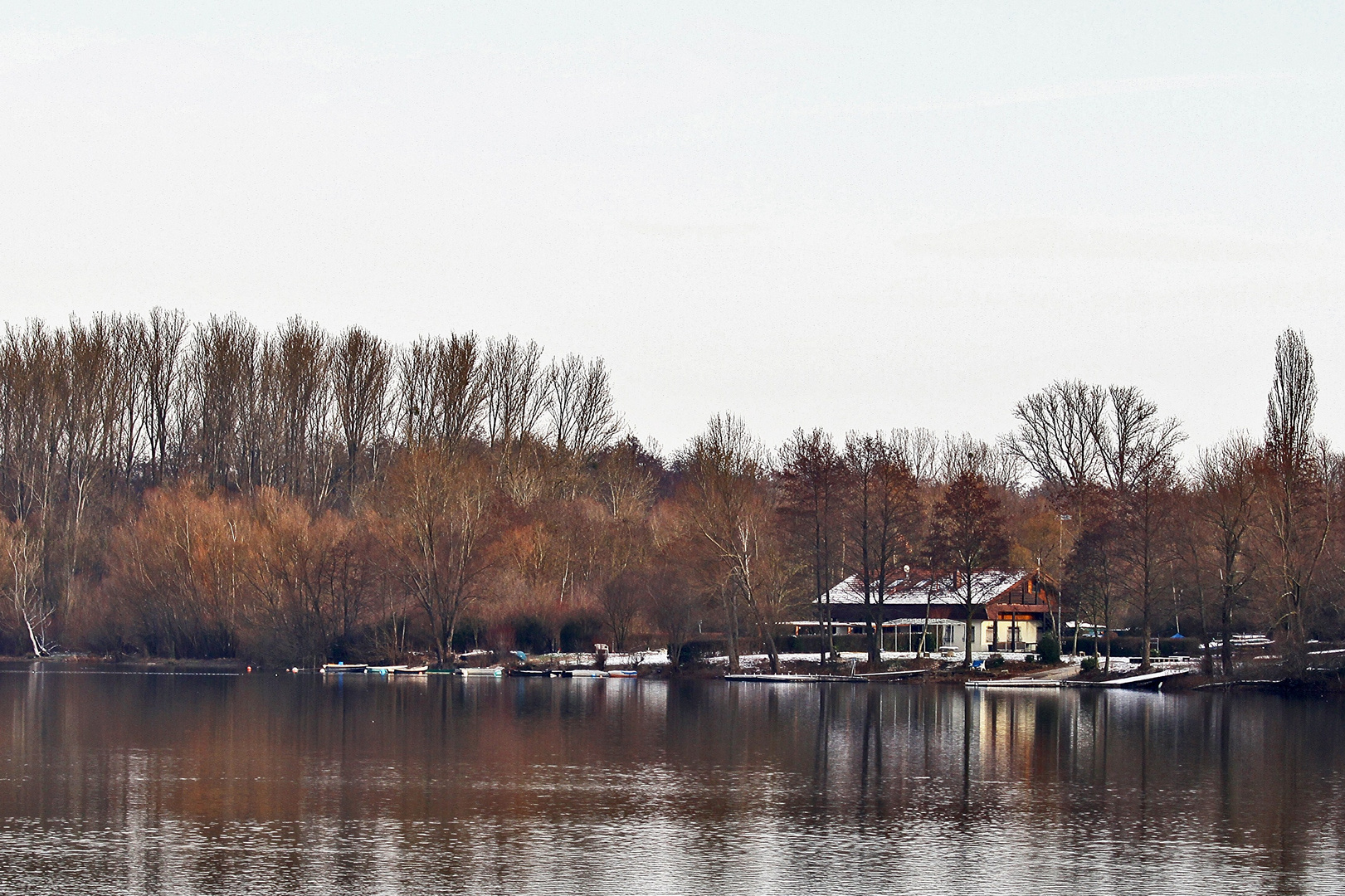 ...und am Ende der Strasse steht ein Haus am See.... Foto ...