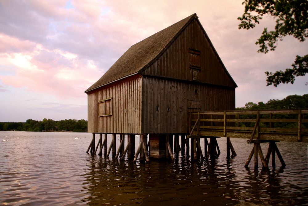 Und Am Ende Der Strasse Steht Ein Haus Am See Foto Bild