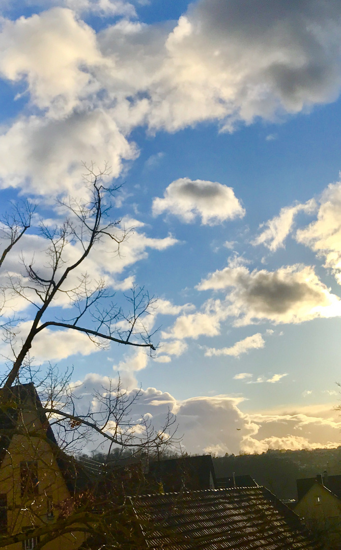 Und am Himmel , vom Wind gejagte Wolken