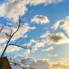 Und am Himmel , vom Wind gejagte Wolken