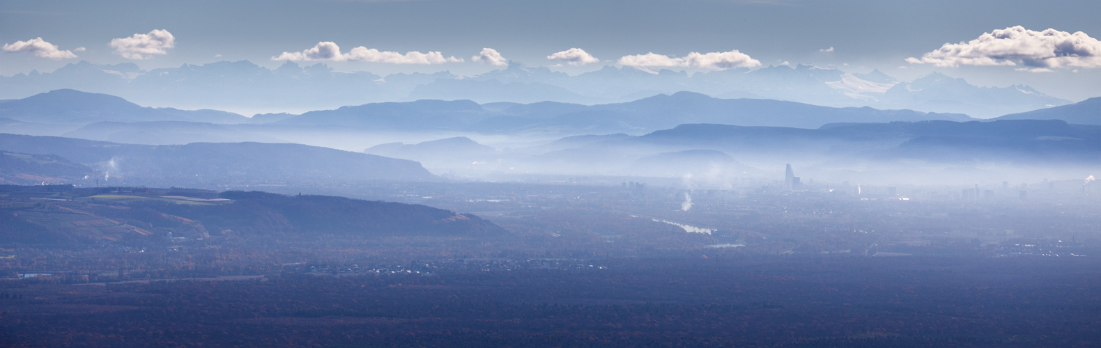 … und am Horizont erkennt man noch die Alpen...