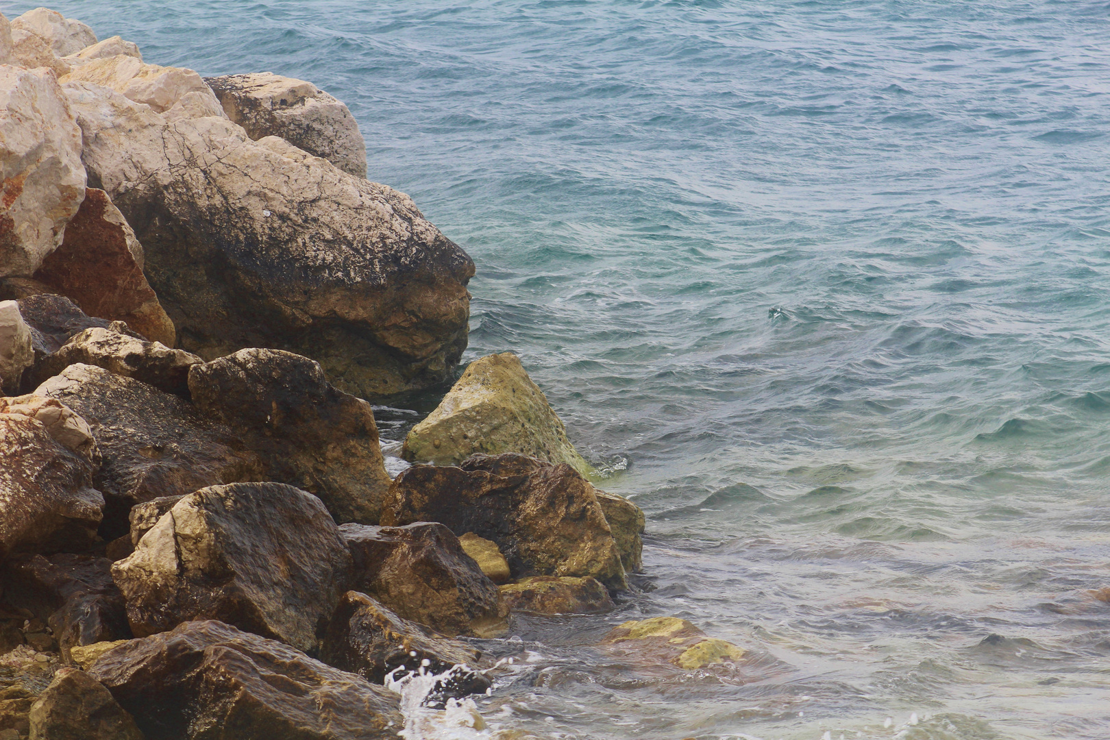 und am Ufer die Felsen am Meer entlang