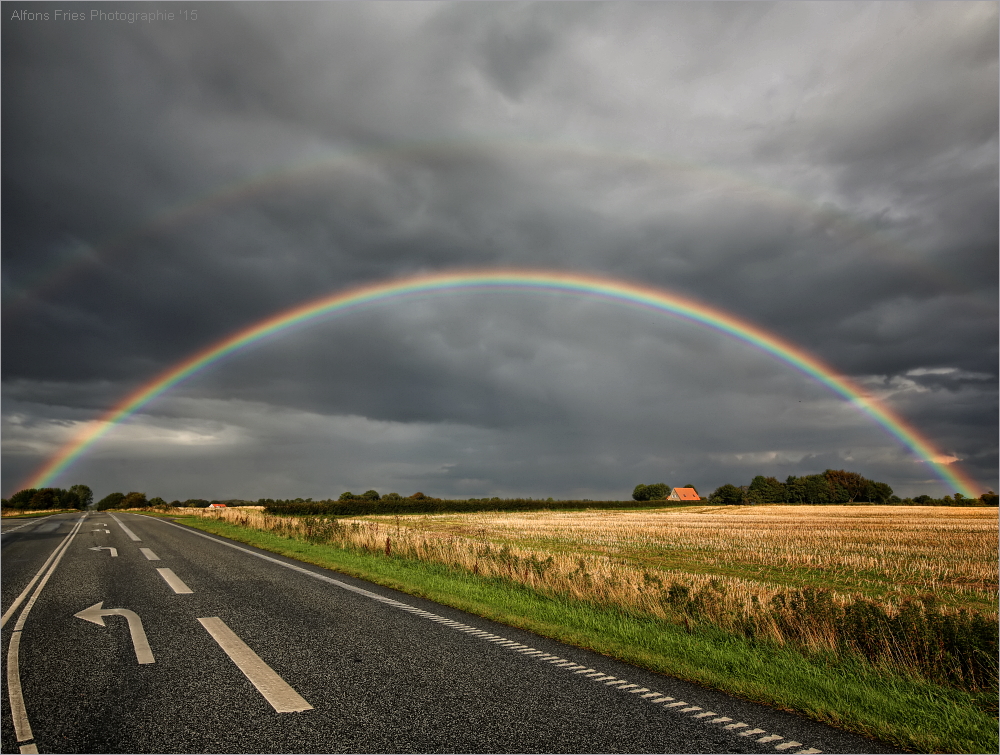 Und an den Enden, wo der Regenbogen die Erde berührt,  stehen Schatzkisten!