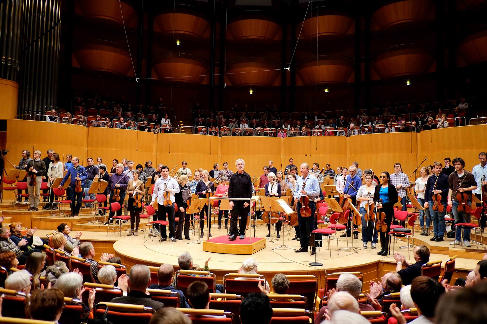 und applaudieren Jukka-Pekka Saraste und Orchester...