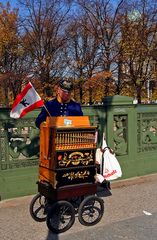 und da stand der leierkastenmann an der schloßbrücke und spielte