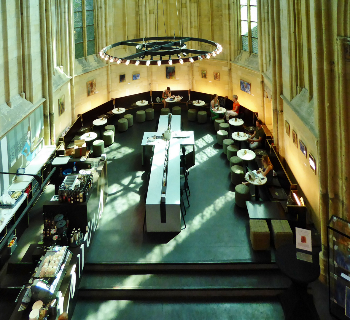 - und das Kaffee in der Bibliothek ...