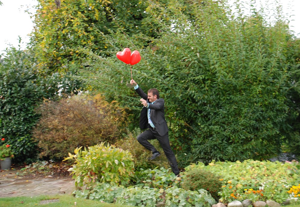 ... und das Kind schrie: "...mein Luftballon...mein Luftballon..." und der Retter sprang ...