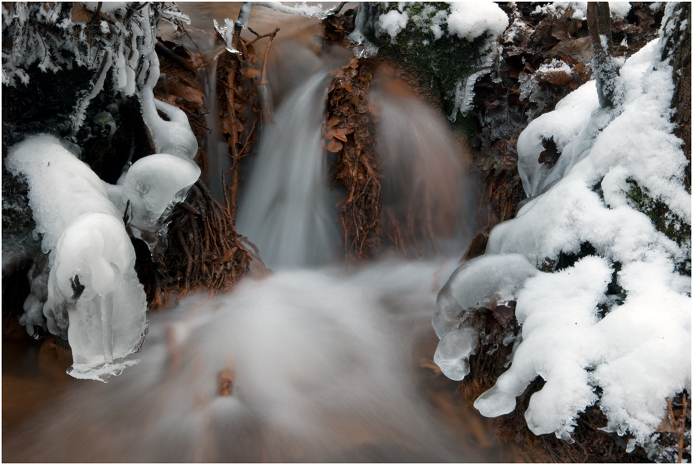 Und dem Bach wachsen Eis- und Schneefinger