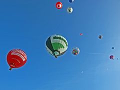 und der Himmel hängt voller Ballons