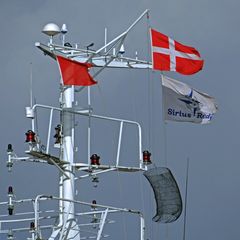 und die Fahnen flattern im Wind