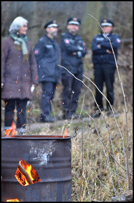 ... und die Polizei schaut zu!