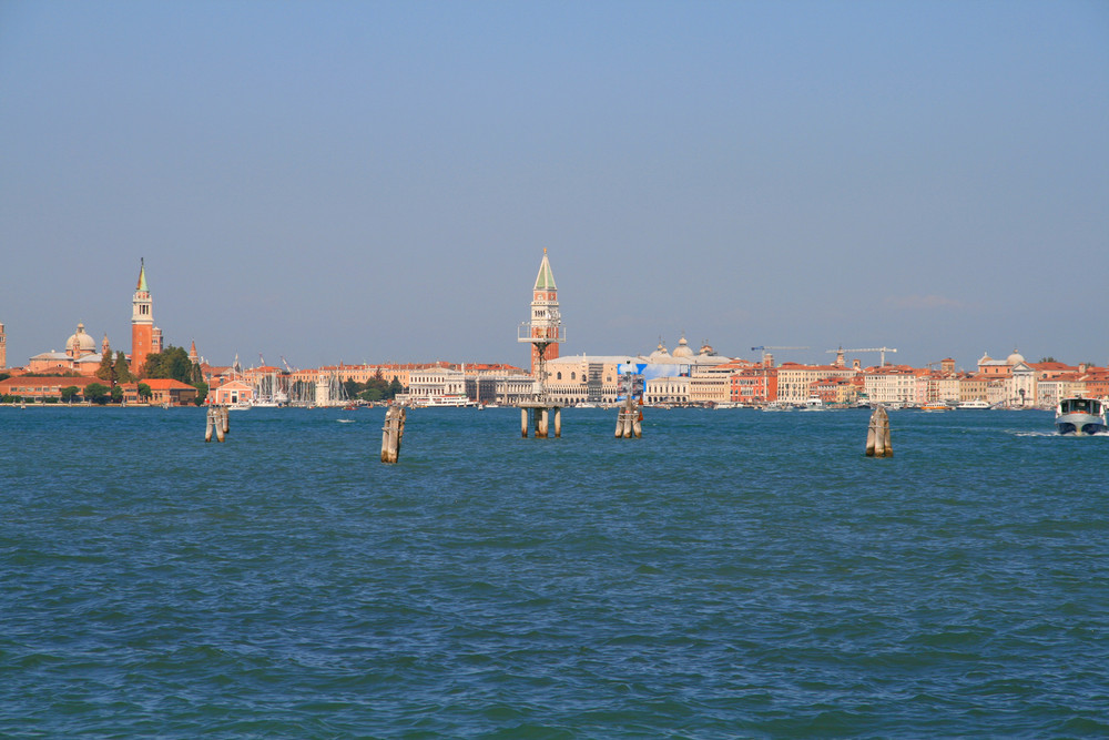 und die Stadt steigt aus der Lagune