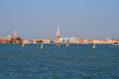 und die Stadt steigt aus der Lagune