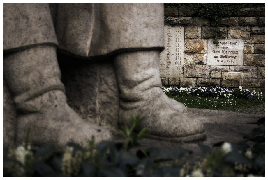 ... und die Stiefel im Gleichschritt