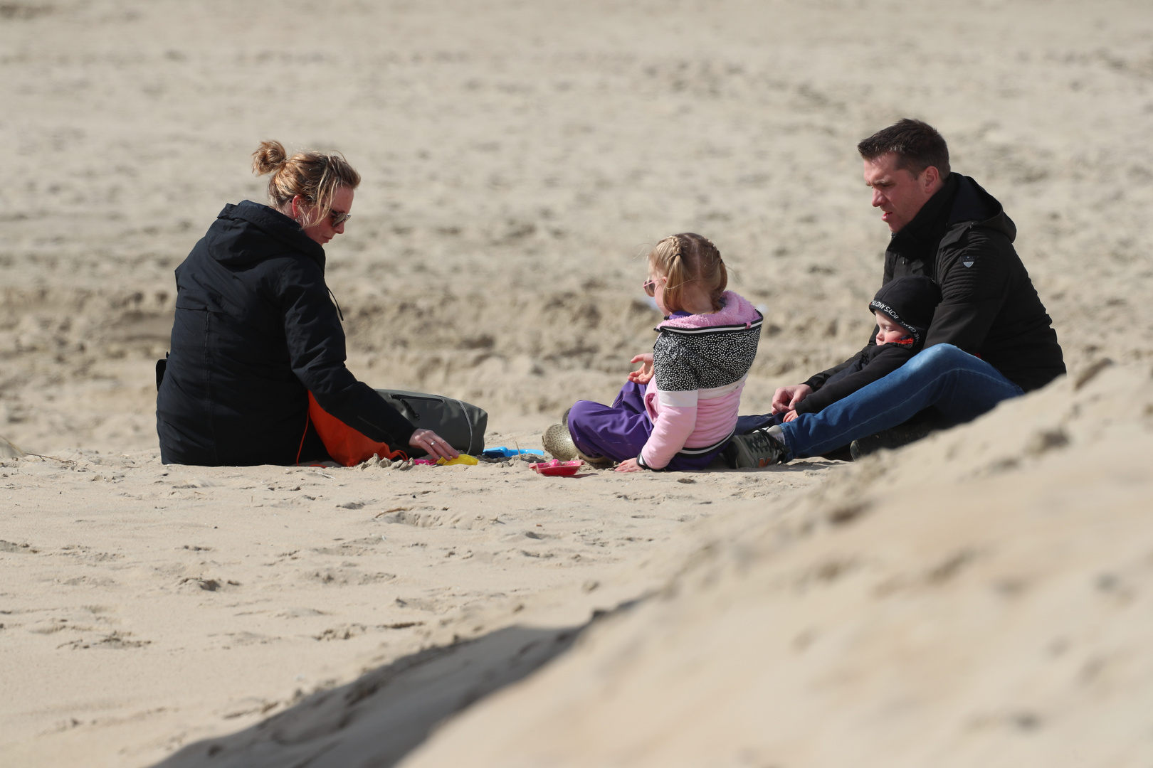 Und diese Familie ist schön voll Sand