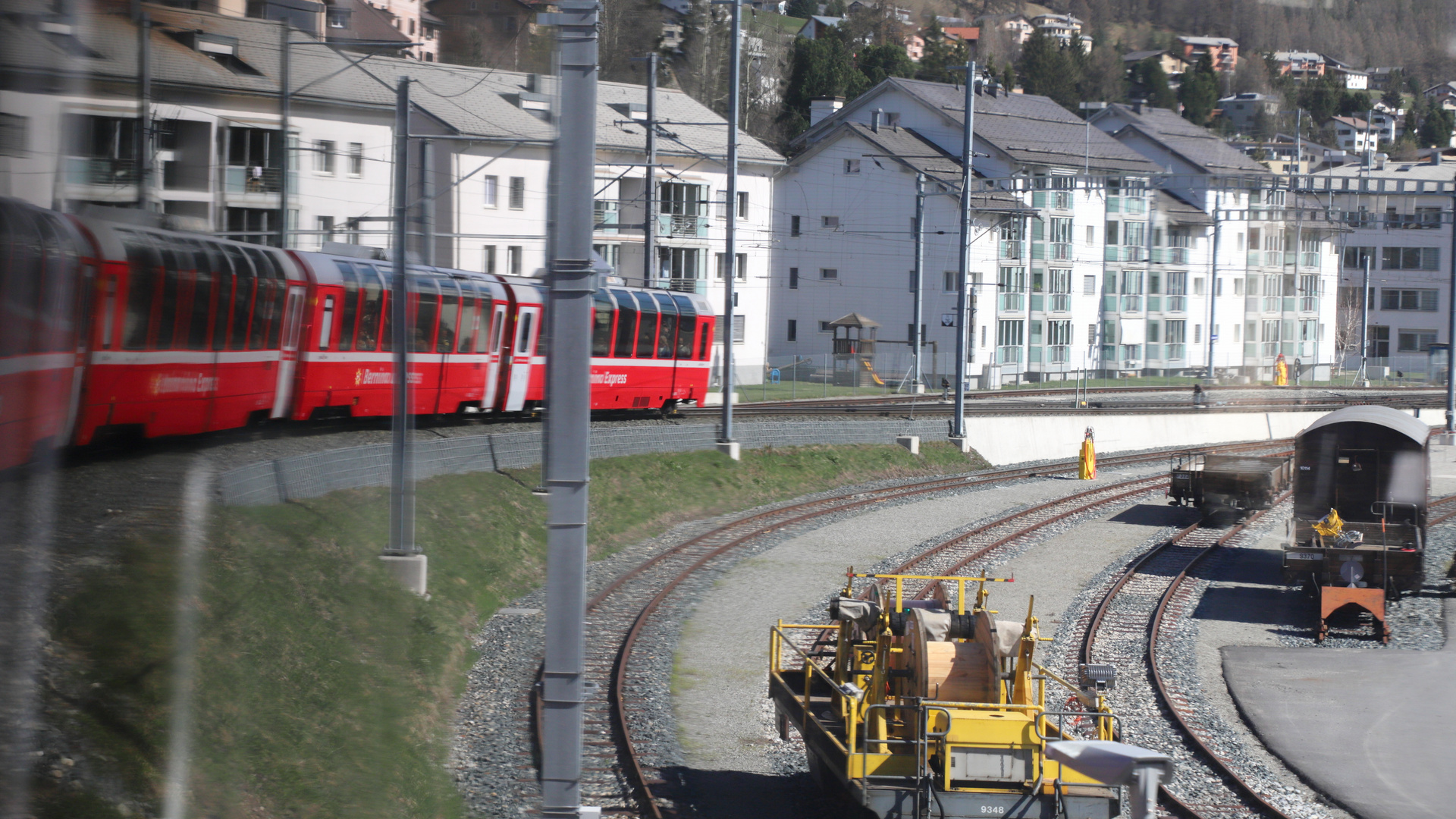 .....und  durch eine Linkskurve verlassen wir Samedan