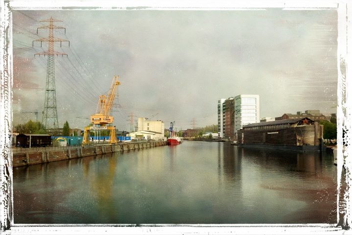 und ein herr sprach zu noah: parke deine arche im harburger binnenhafen. dort stört sie am wenigsten