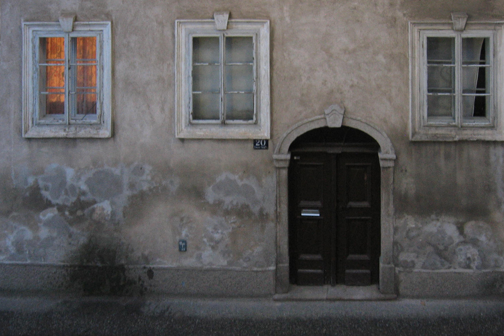 und eines Abends Foto &amp; Bild | street, marode, fenster Bilder auf