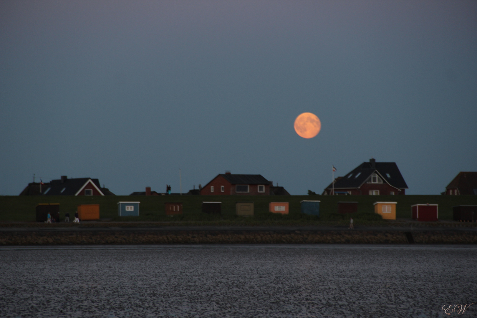 ...und gegenüber geht der Mond auf