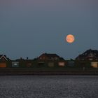 ...und gegenüber geht der Mond auf