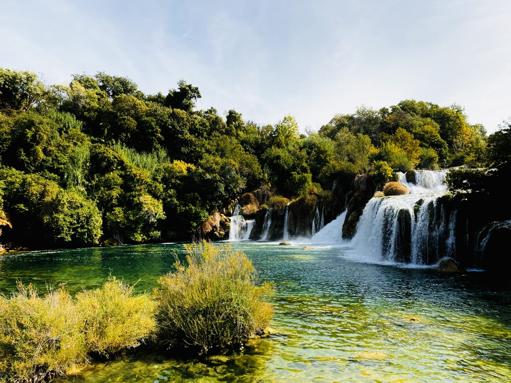 und hier die Krka   Wasserfälle am See 