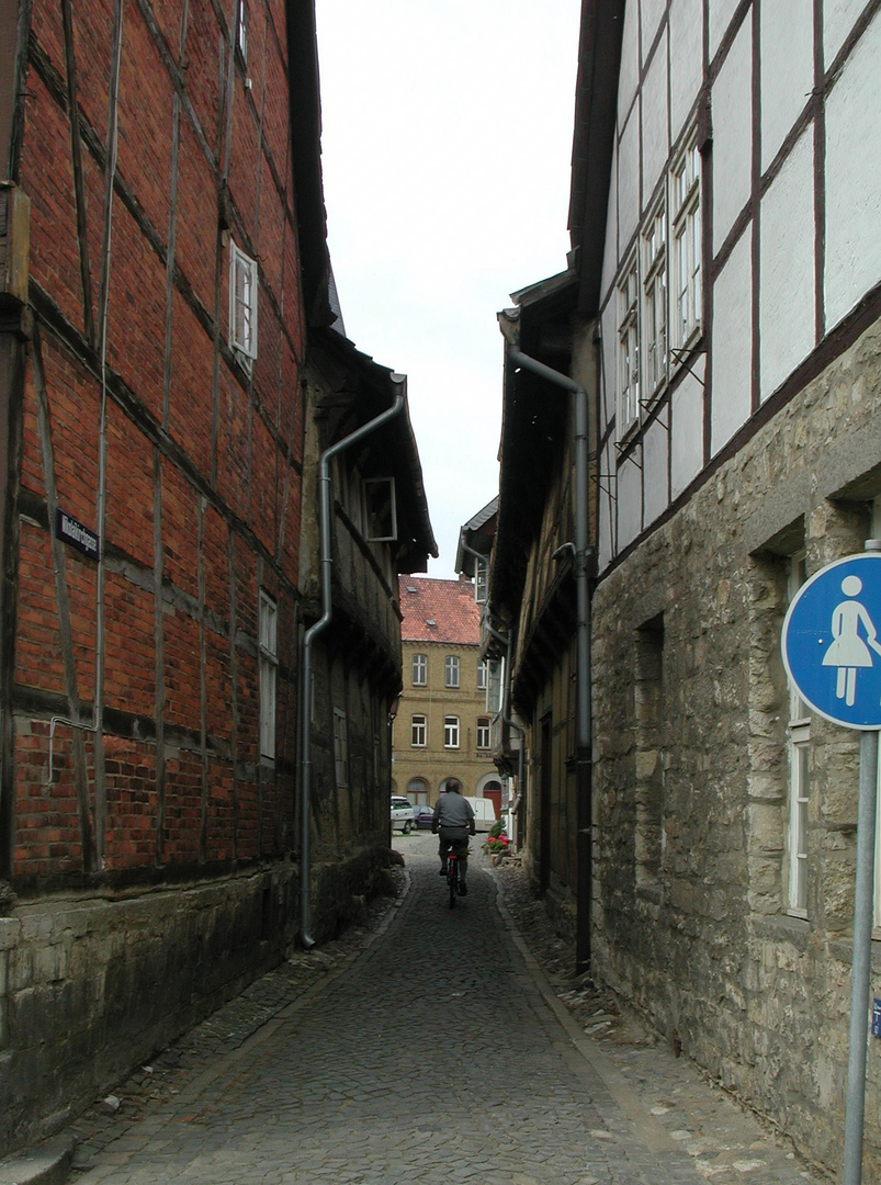 "...und hier kommt er schon "! Osterwieck-Nikolaikirchgasse.