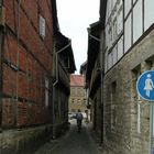 "...und hier kommt er schon "! Osterwieck-Nikolaikirchgasse.