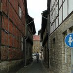 "...und hier kommt er schon "! Osterwieck-Nikolaikirchgasse.