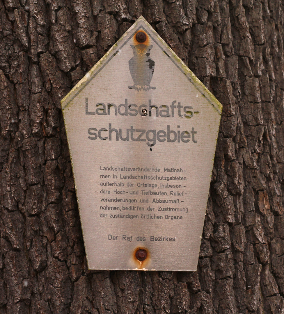 Und hier noch das alte Landschaftsschutzgebietsschild* der DDR