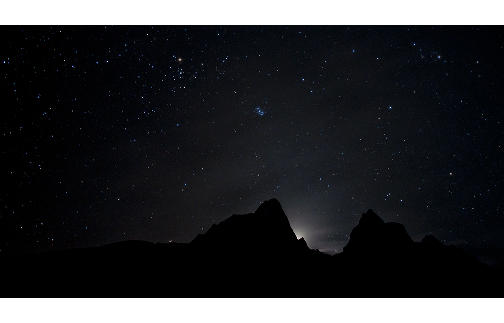 Und hinter den Sternen... die Nacht.