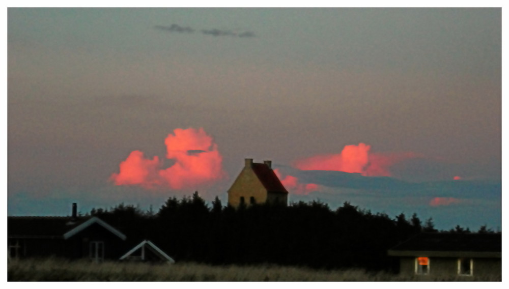 Und  hinterm Rücken der Fotografin ,von der Sonne angestrahlte Wolken über Loenstrup.DK