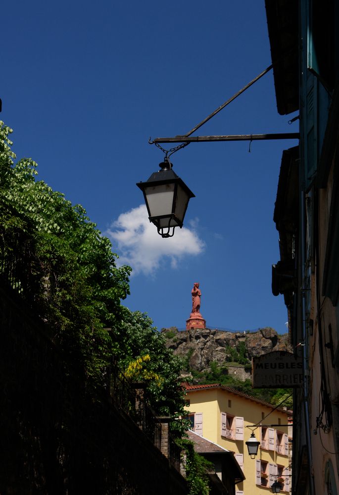 und hoch oben über der Stadt Le Puy,