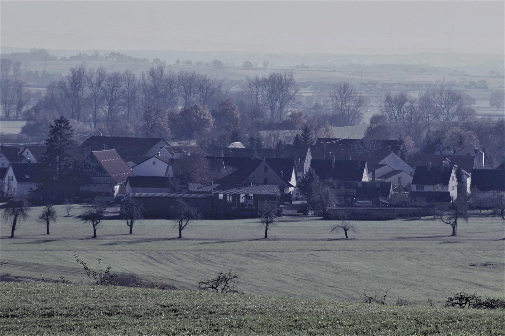 und in der Ferne das Dorf