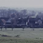 und in der Ferne das Dorf