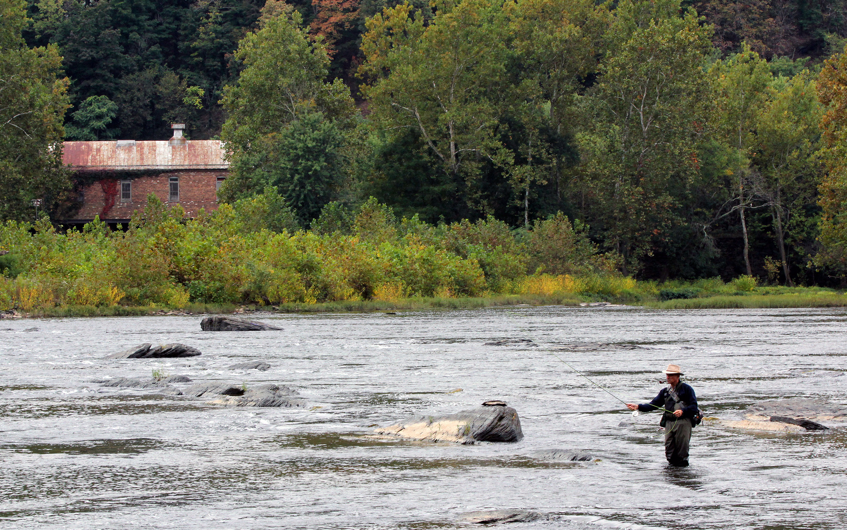 "Und in der Mitte entspringt ein Fluss" - Fliegenfischer im Potomac, Harpers Ferry, WV, USA