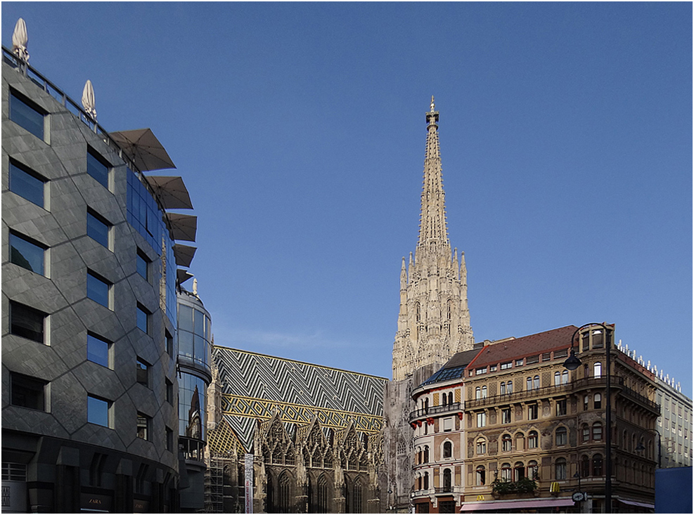 ..und in der Mitte sehen wir den Stephansdom, aber weniger gestaucht. ;-)