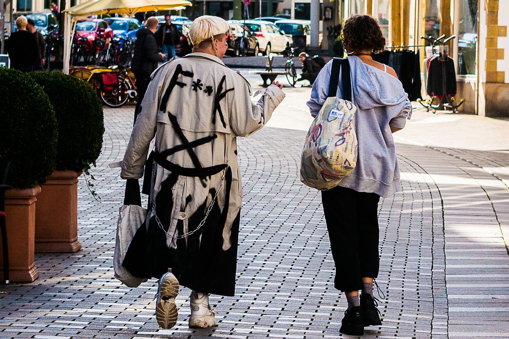 "....und jetzt noch einen Anzug kaufen..."