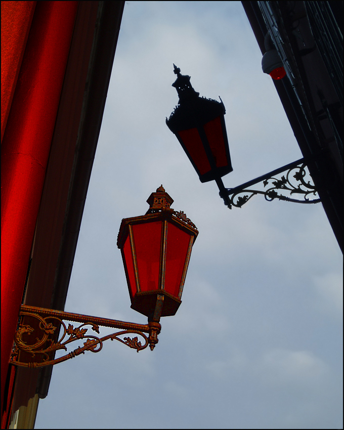 Und leise flüstern rote Lampen: