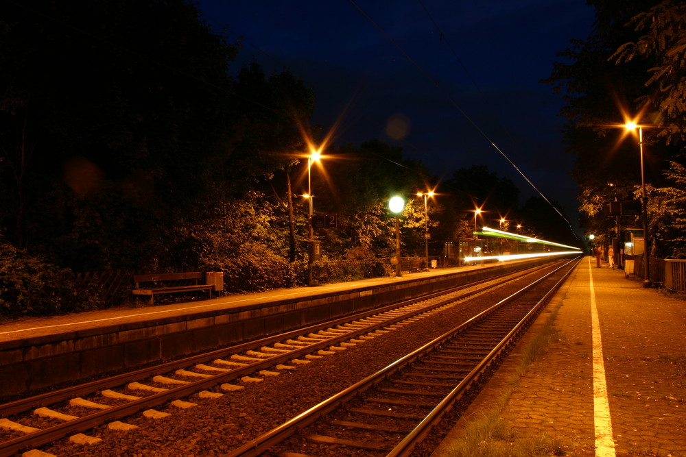 Und mal wieder Hilden Süd bei Nacht...diesmal mit einem 423er