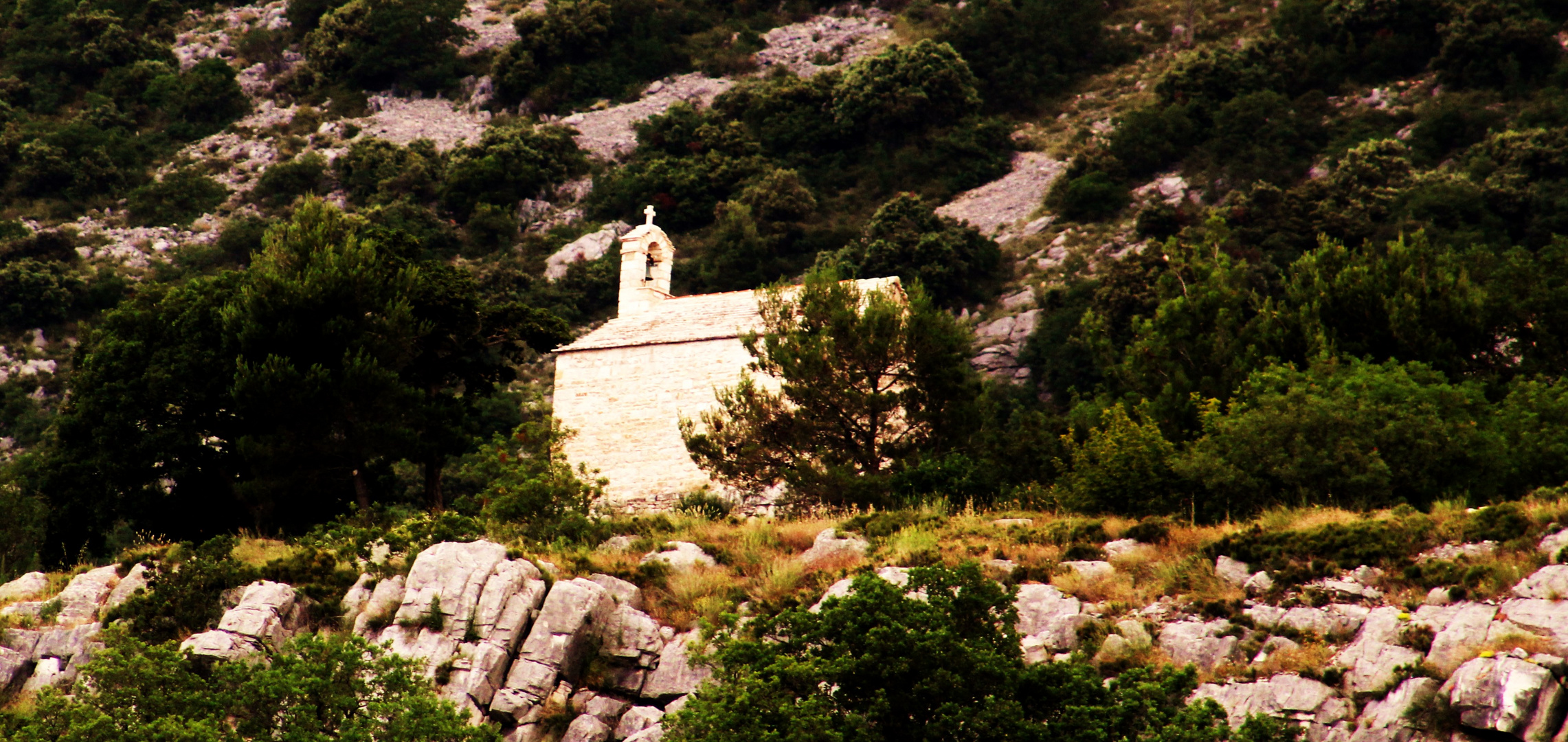 und mitten am Berg in der Natur eine ganz alte kleine Kapelle