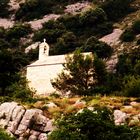 und mitten am Berg in der Natur eine ganz alte kleine Kapelle