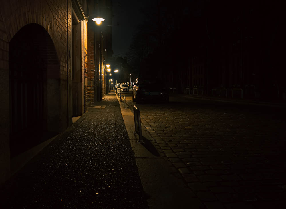 Und nachts mit Straßenbeleuchtung (Streetfotografie ohne Menschen)