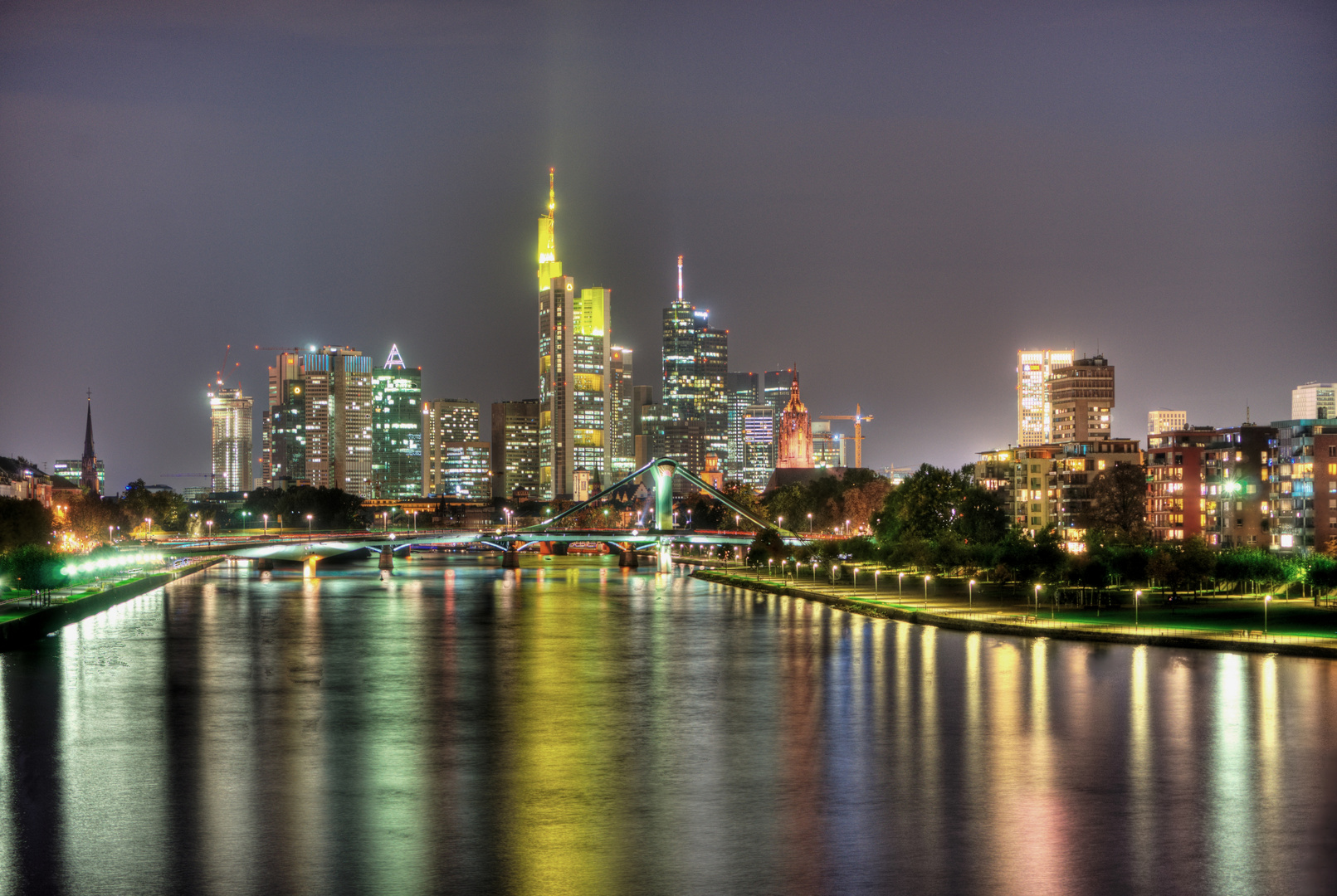 Und noch einmal die Skyline von Frankfurt mit einem Regenbogen-Fluss... :-)